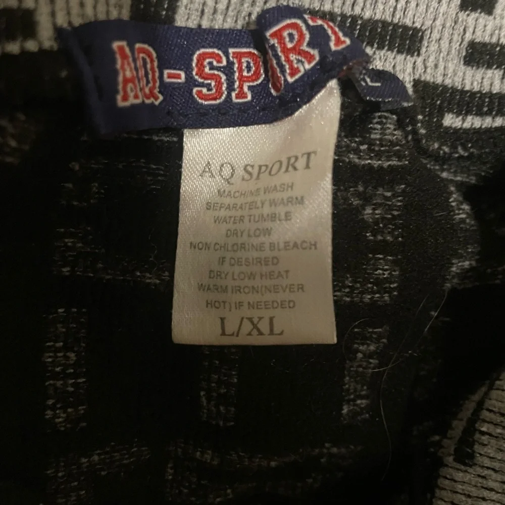 AQ Sport zip up crop top - Picture 2 of 3